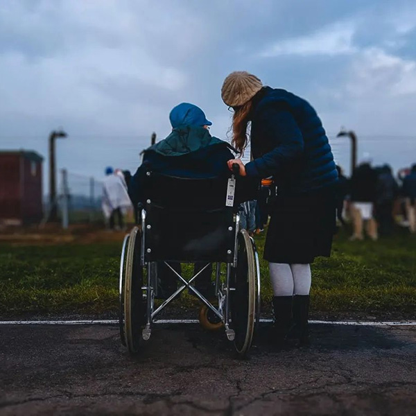 Zakaj je izbira pravega invalidskega vozička koristna tudi za negovalca?