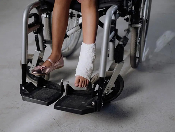 Ali navadni ljudje potrebujejo tudi prilagojene invalidske vozičke? Kakšna je razlika med običajnim invalidskim vozičkom in po meri?